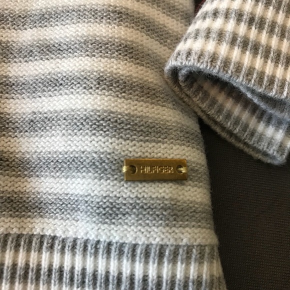 {TOMMY HILFINGER} Tommy Vneck Sweater NWT - Picture 4 of 8